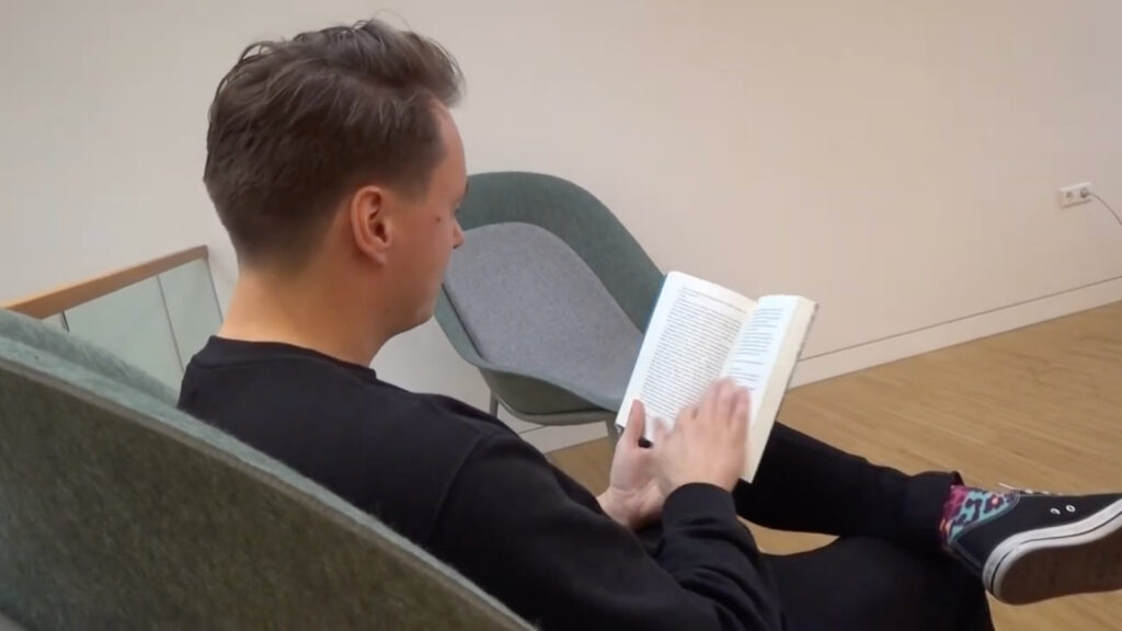 Banner voor een interview uit 2020 met Deventer RTV over de schrijfcursus Deventer Schrijft!